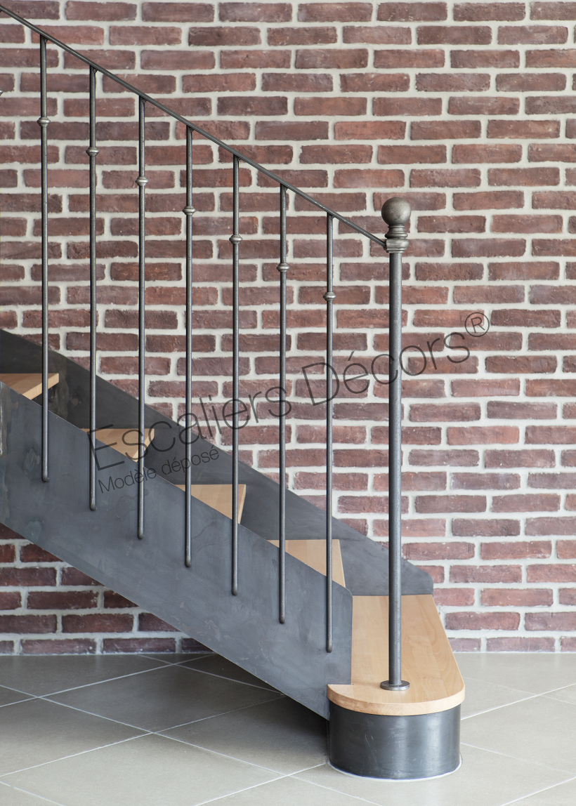 Photo DT106 - ESCA'DROIT® Balancé 1/4 Tournant Intermédiaire. Escalier intérieur balancé métal et bois style 'bistrot' pour une décoration classique. Vue 3